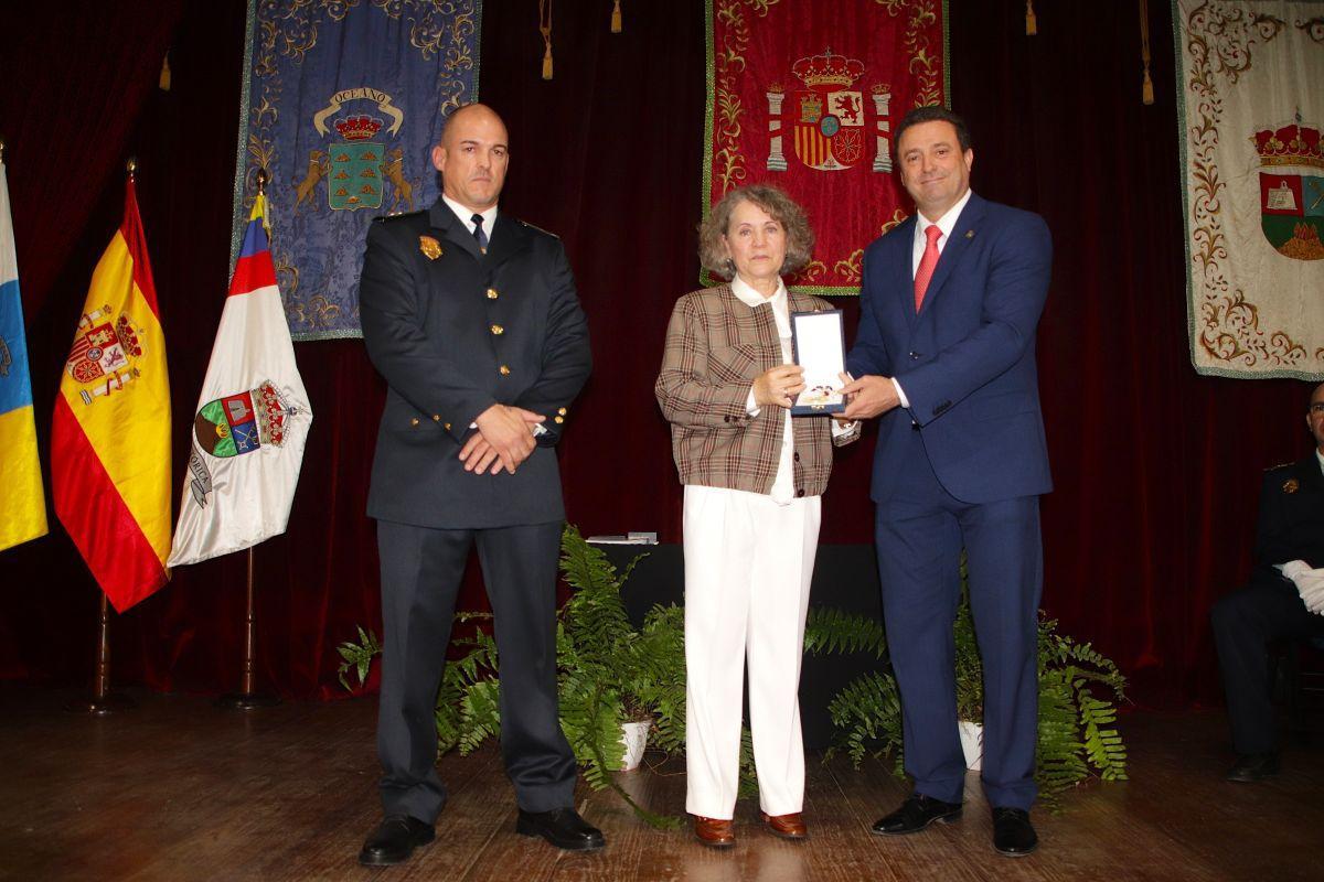 Óscar Noda entrega la placa de reconocimiento a María Dolores Hernández Barreto