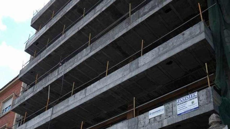 Un edificio en construcción en la ciudad.