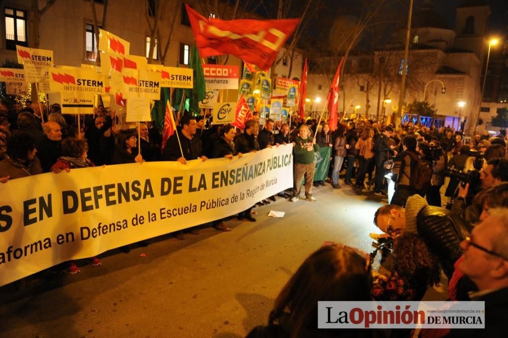 Varios centenares de manifestantes rechazan el concierto de Bachillerato y FP