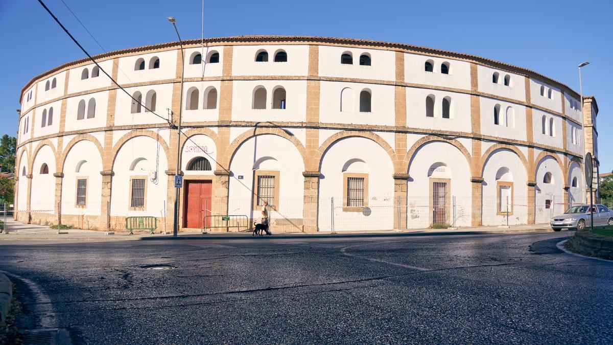 Imagen del coso cacereño, vallado y perimetrado.