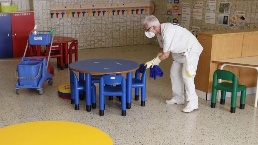 Trabajos de desinfección en una escuela de Vigo. // J. Lores