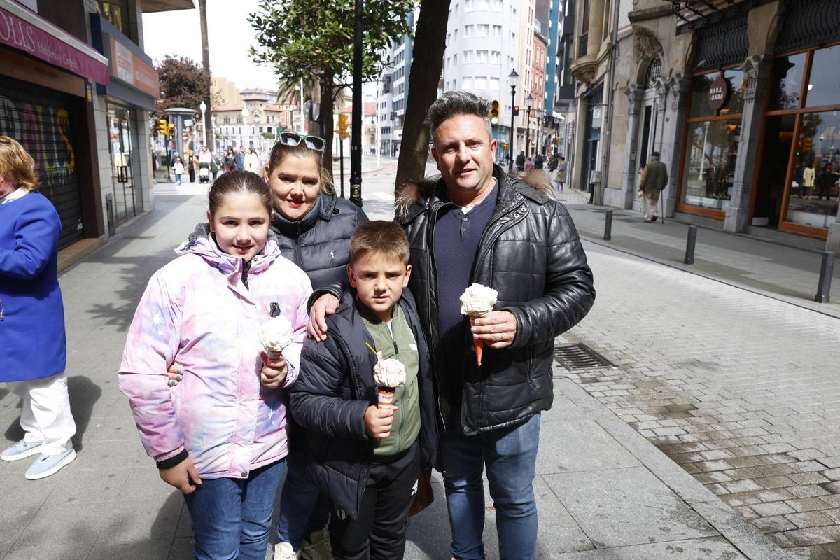 Semana Santa con "sabor a verano" en Gijón: en imágenes Semana Santa con "sabor a verano" en Gijón: en imágenes