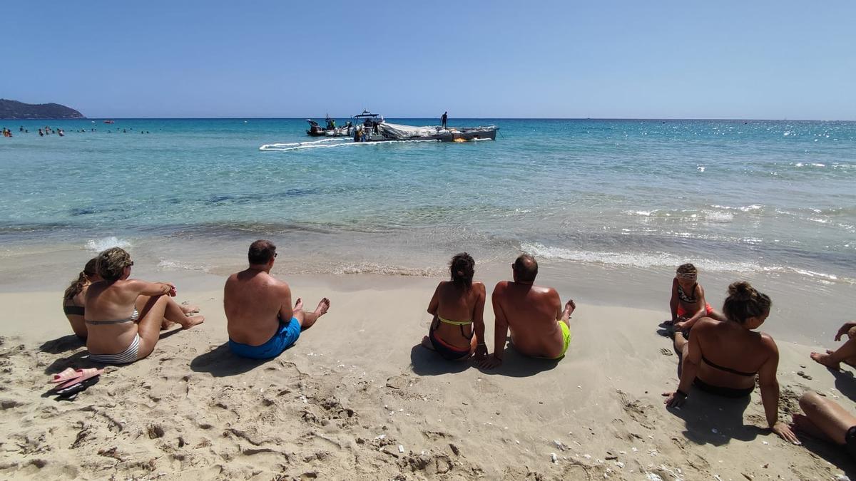 Segelboot am Strand von Cala Millor gekentert