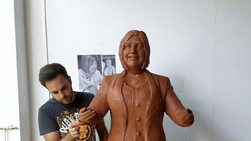 Una escultura recuerda la figura de Charo Cordero