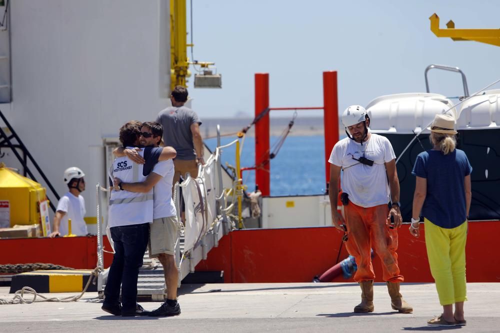 El 'Aquarius' abandona Valencia para seguir con su labor humanitaria