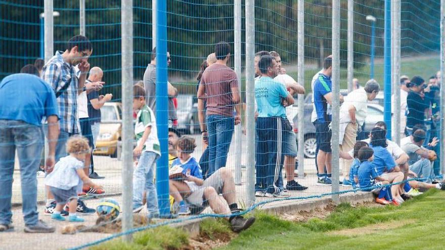 Aficionados del Oviedo siguiendo el entrenamiento ayer en El Requexón.