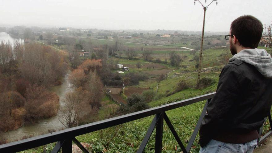 Una persona pasea por Carrascal, junto al mirador al río Duero.