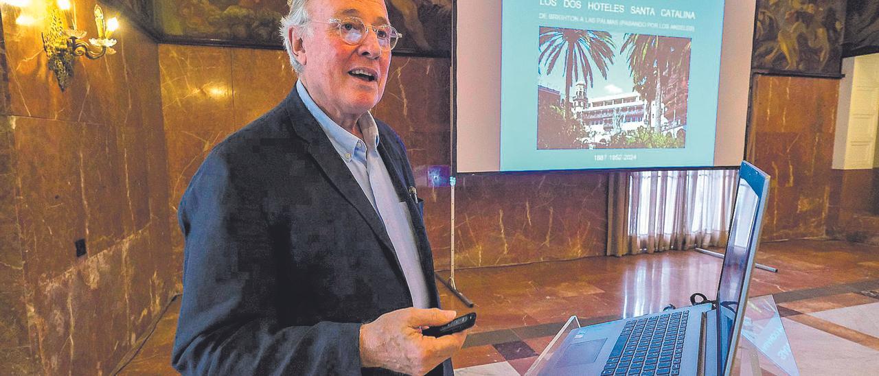 El arquitecto Javier Mena, durante su charla sobre el hotel Santa Catalina este jueves.