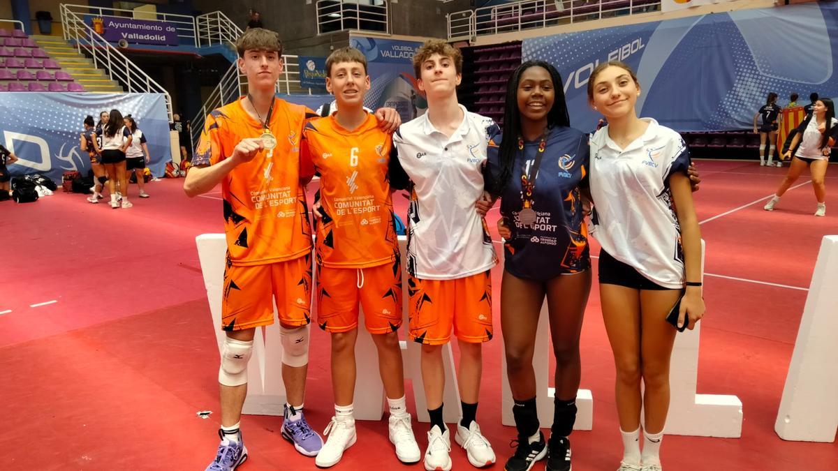 Los deportistas del club voleibol Xàtiva convocados son Jordi Escandell Alberola, Gloria Martínez Climent, María Martí Payeras, Alejandro Ferrando Prados y Nicolas Serrano Messeguer.