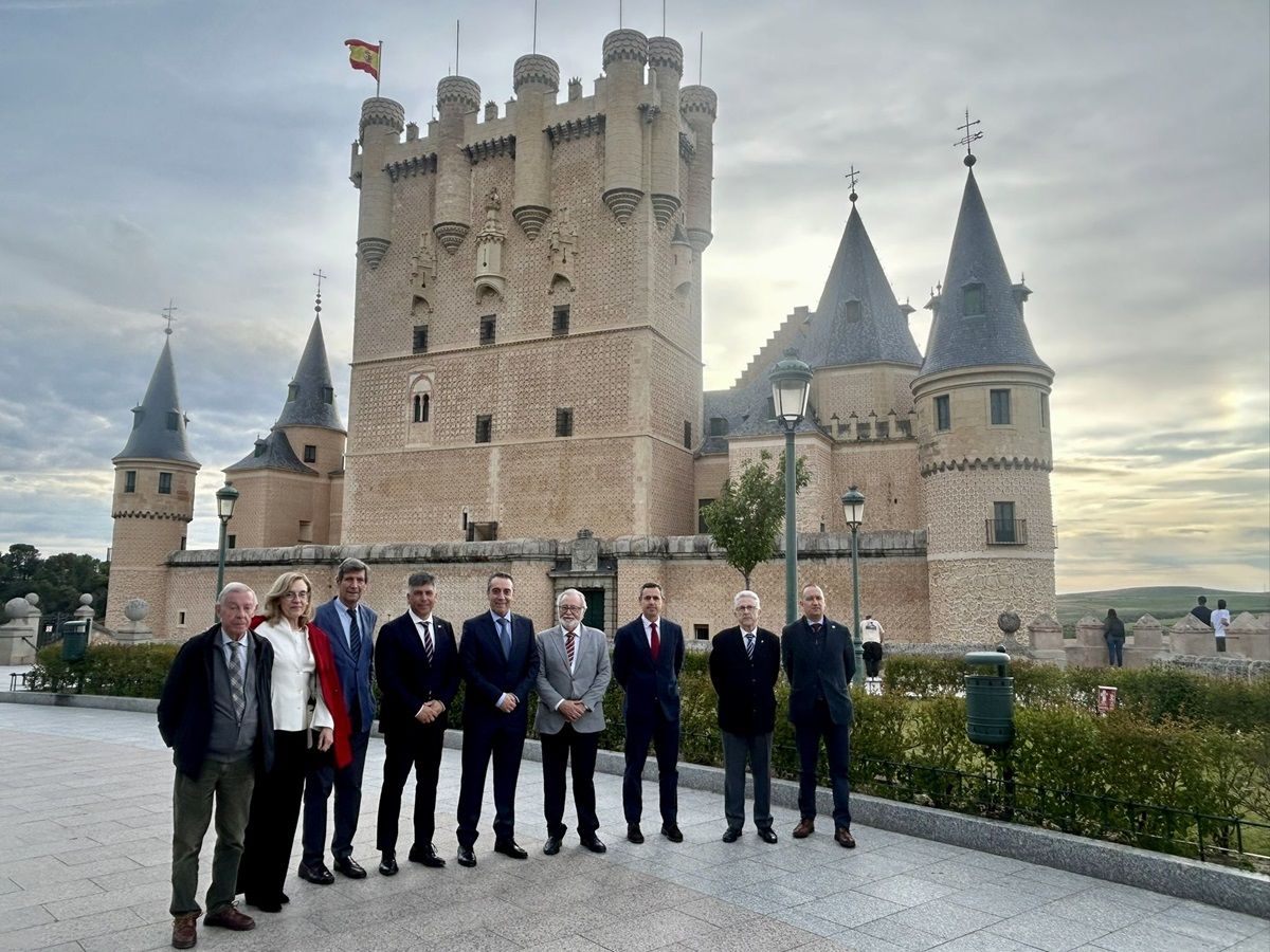El alcalde de Montilla, Rafael Llamas, y el presidente del Patronato del Real Alcázar de Segovia, Manuel César Arienza, junto a otras autoridades durante la visita al Alcázar de Segovia.