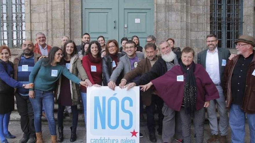 Foto de familia de los integrantes de NÓS-Candidatura Galega.