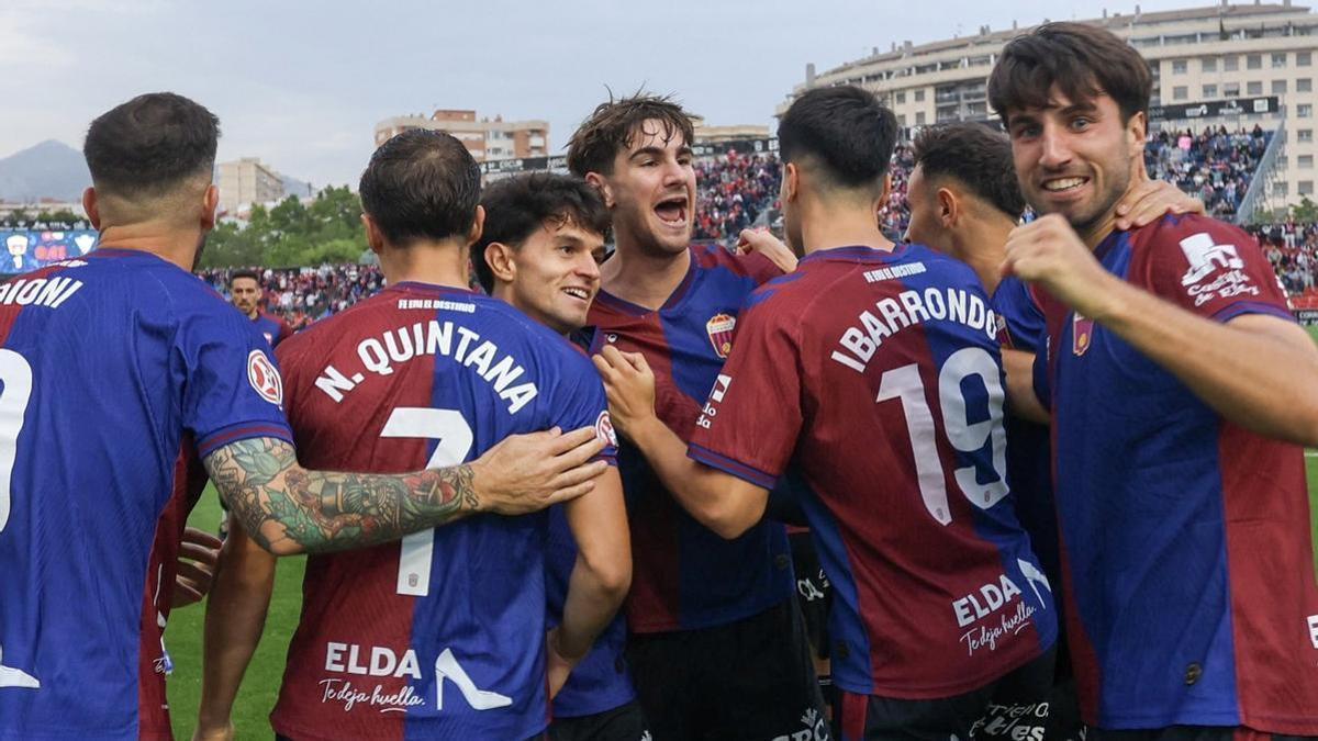L'Eldense juga per l'ascens.