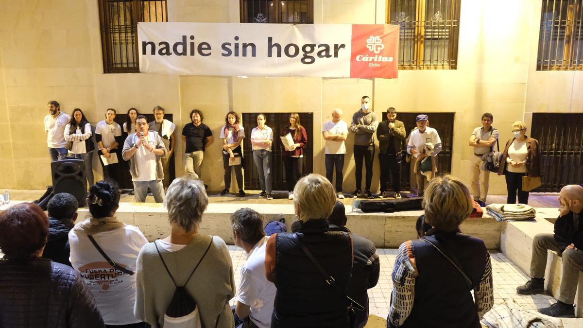 Lectura del manifiesto de Cáritas Elche en busca de que nadie se quede sin hogar