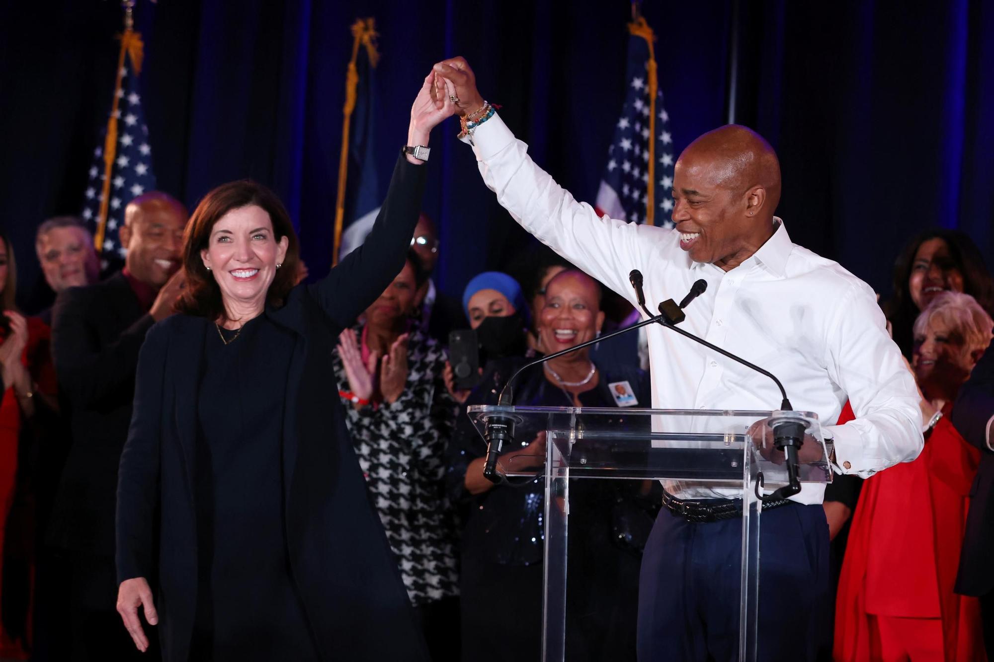 El nuevo alcalde de Nueva York, Eric Adams, celebra su victoria junto a la gobernadora Kathy Hochul