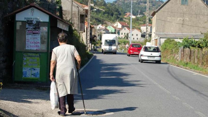 Una persona transita por la carretera de O Viso a Soutomaior, a la altura del barrio de Tuimil. // Faro