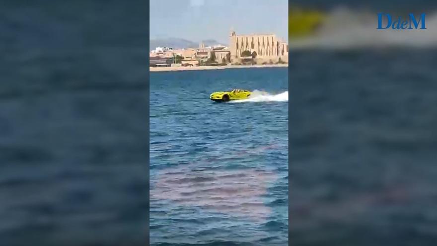 Wenn ein Ferrari vor Palma de Mallorca über das Wasser heizt