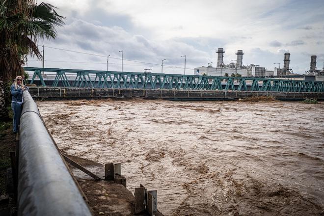 Sant Adrià avisa que el puente de Rodalies inundado por el Besòs no es seguro y exige soluciones a Adif