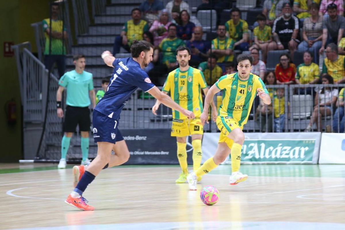 Zequi ensayando un disparo en el encuentro entre el Córdoba Futsal y el Jaén Paraíso Interior.
