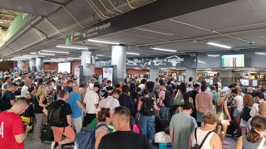 El &#039;efecto tapón&#039; de la avería entre Sevilla y Madrid mantiene los retrasos en Atocha y se extiende a Barcelona