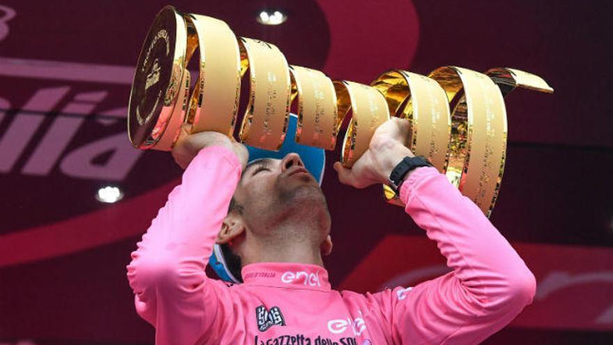 El ciclista Nibali con el trofeo de ganador del Giro