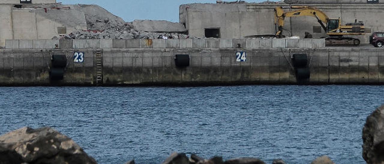 Una de las máquinas situadas junto a los escombros que quedan del muelle de La Esfinge.