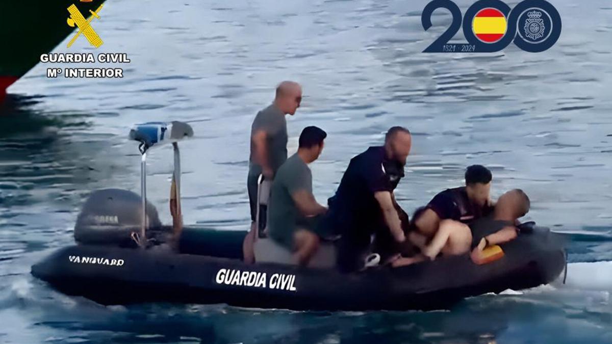 Un instante del rescate del arrestado en el puerto de Alicante.