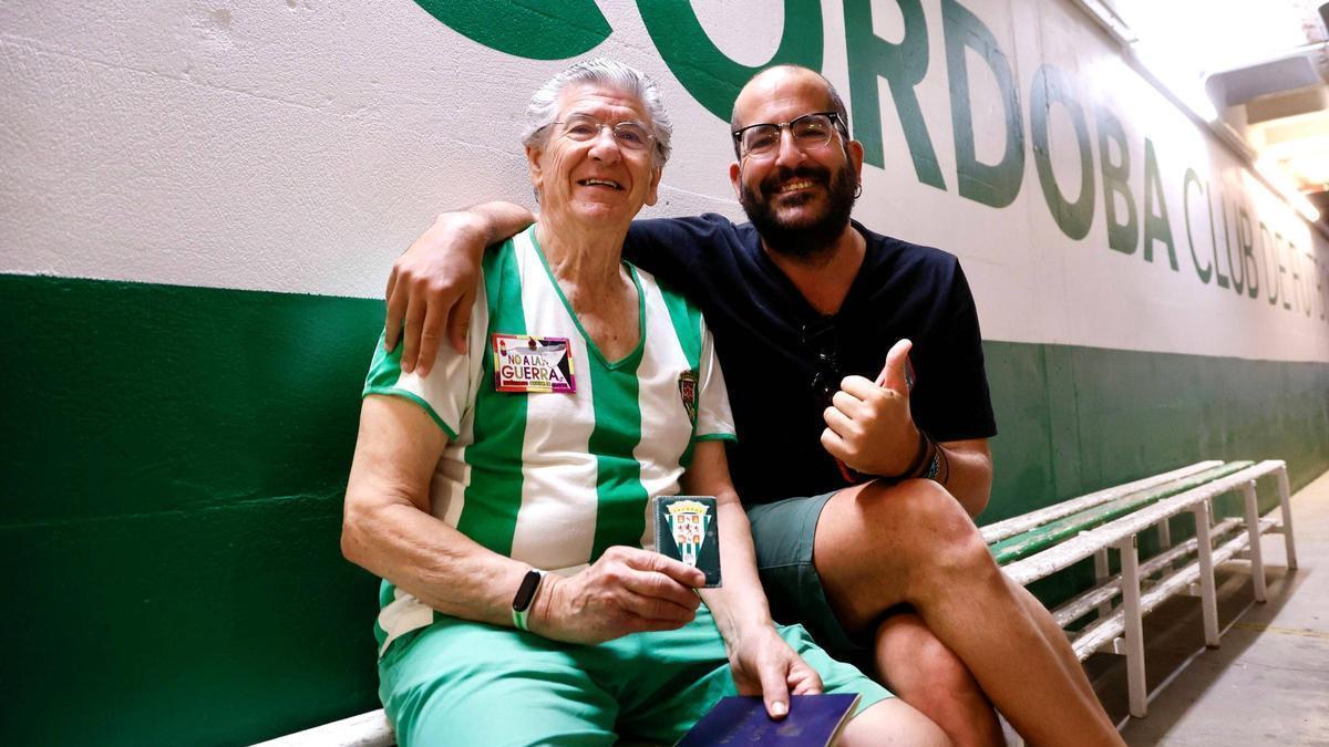 Francisco Gómez Gómez y Francisco Gómez Pescador, con su carné del Córdoba CF renovado.