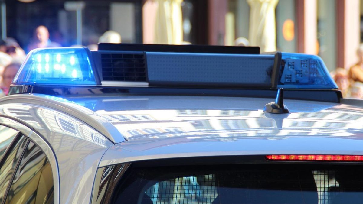 Un vehicle policial amb les sirenes enceses.