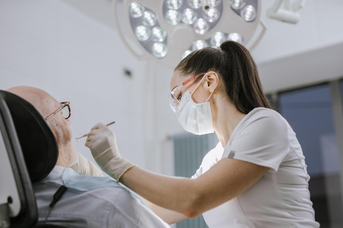 Un dentista se ve obligado a arreglar la situación
