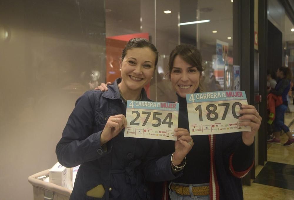 Recogida de dorsales en el Thader para la IV Carrera de la Mujer