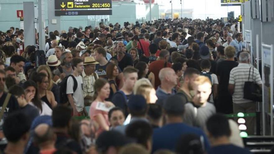 Llargues cues a l&#039;aeroport del Prat ahir durant una de les aturades parcials.