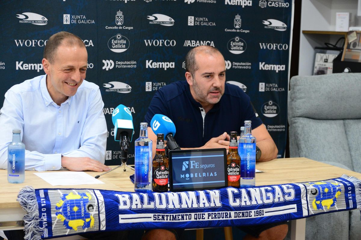 Domínguez junto a Óscar Fernández durante la rueda de prensa de su presentación.
