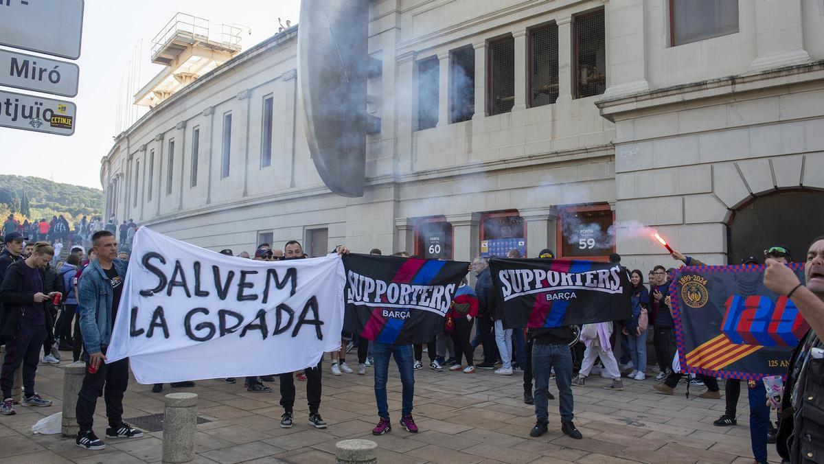 Miembros de la grada de animación protestan en el exterior del estadio antes de empezar el partido de Liga entre el FC Barcelona y Las Palmas en Montjuic.