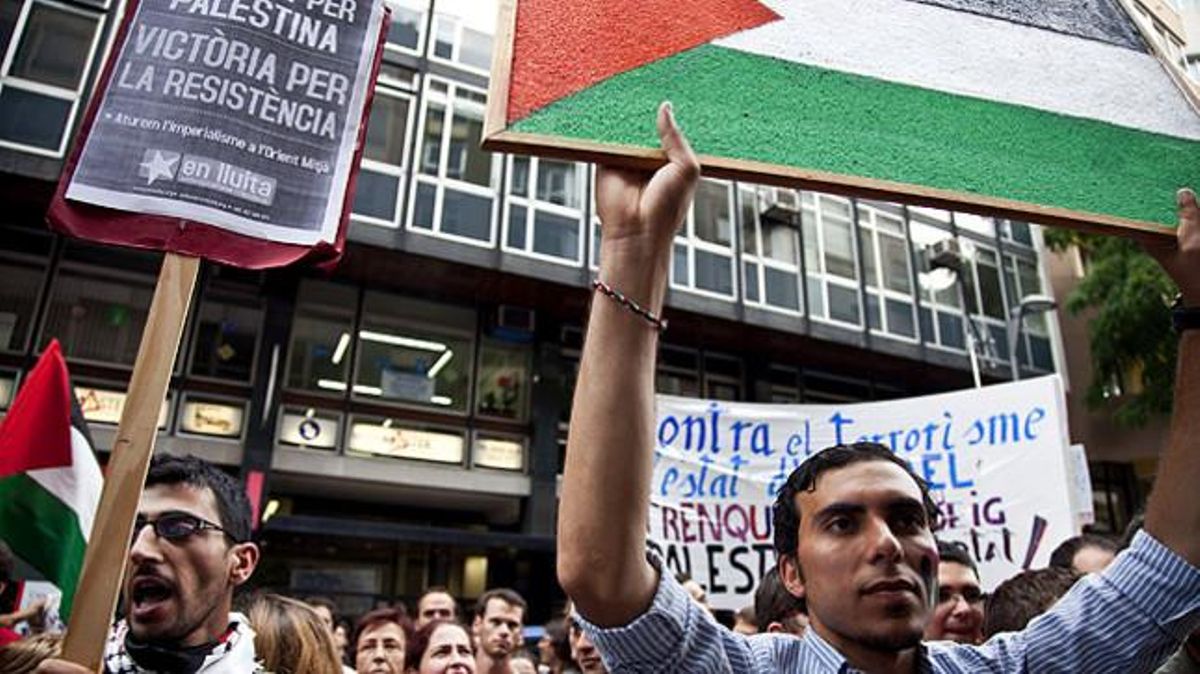 També a Europa es van fer moltes manifestacions pro-Palestina. A la imatge, activistes es manifesten davant de la Cambra de Comerç de Catalunya-Israel, a la travessera de Gràcia, Barcelona.