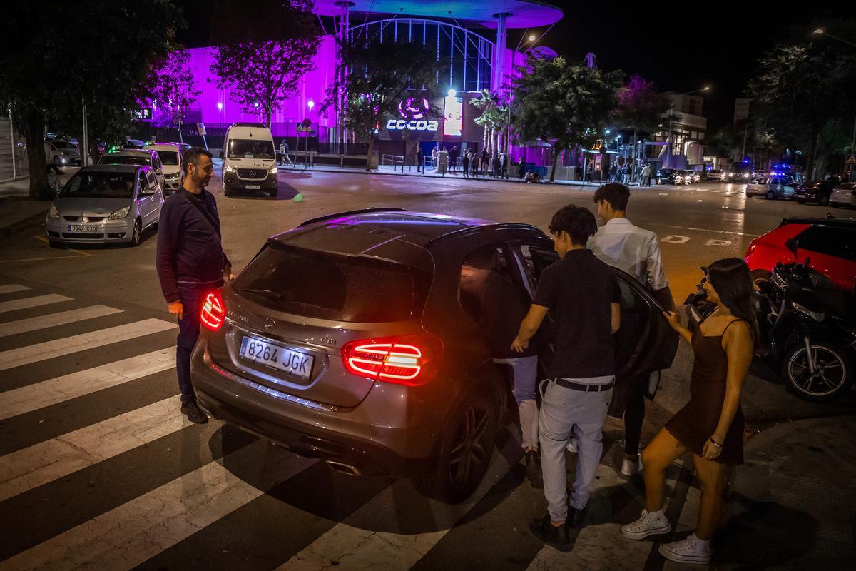 Radiografía de los papijamas, padres y madres que recogen a sus hijos en coche tras una noche de fiesta discotequera