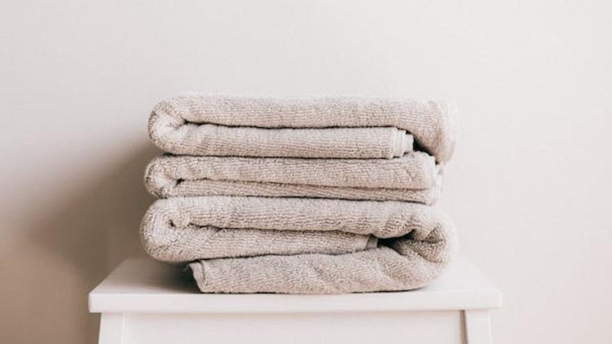 Adiós a pasar frío por las mañanas gracias a Lidl: la toalla caliente para salir de la ducha
