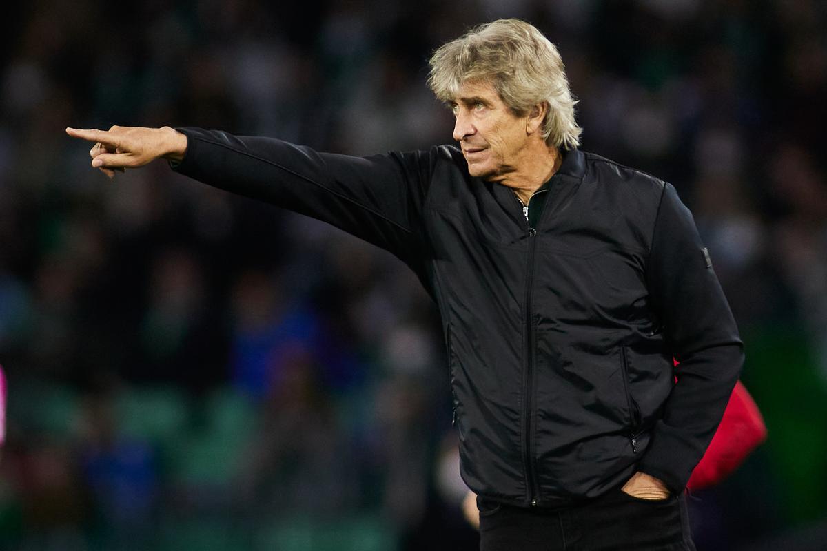 Manuel Pellegrini da órdenes durante el encuentro.