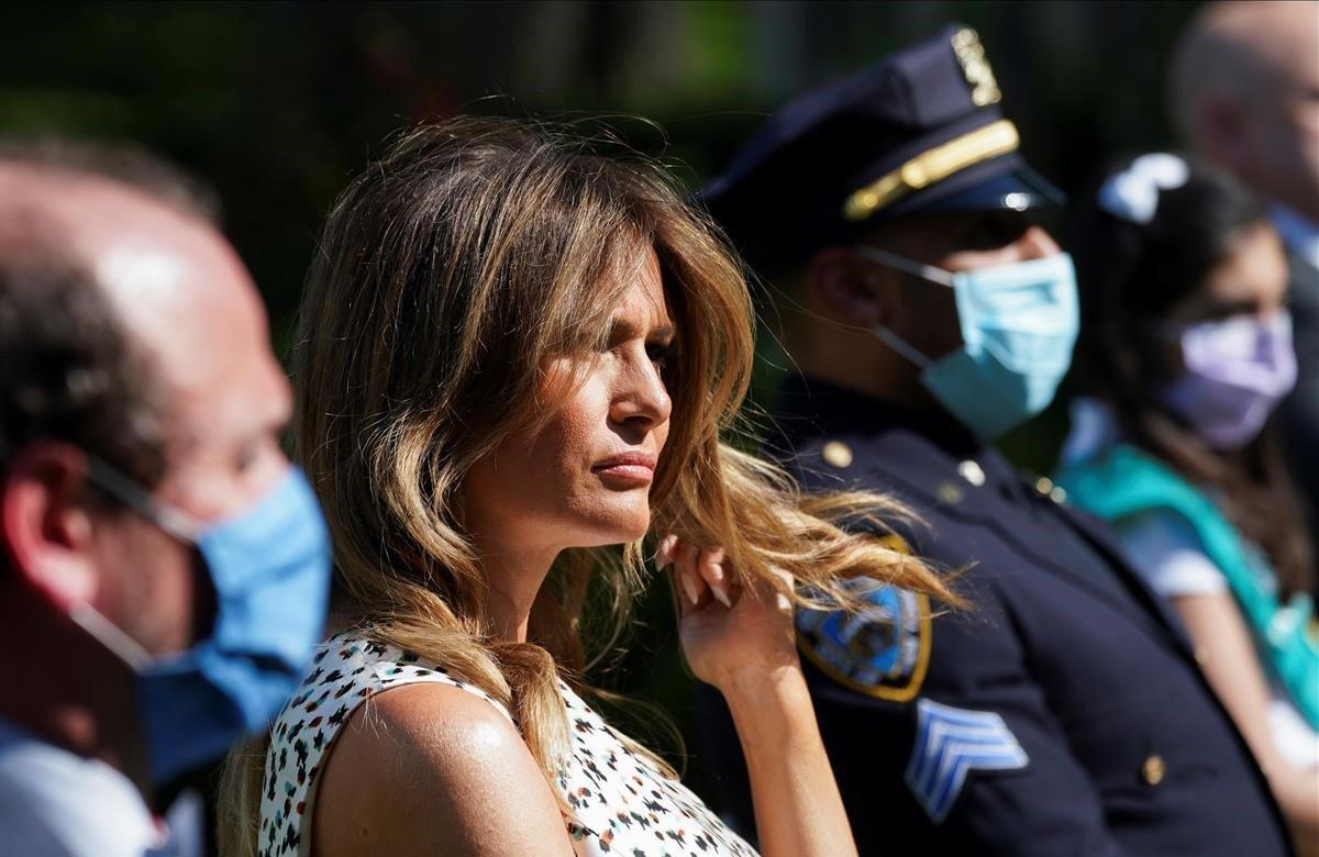 La primera dama de los Estados Unidos, Melania Trump, rodeada máscaras protectoras.