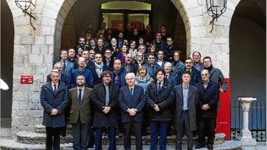 Els polítics i els representants dels museus, a l&#039;escala d&#039;accés al Museu d&#039;Art de Girona.