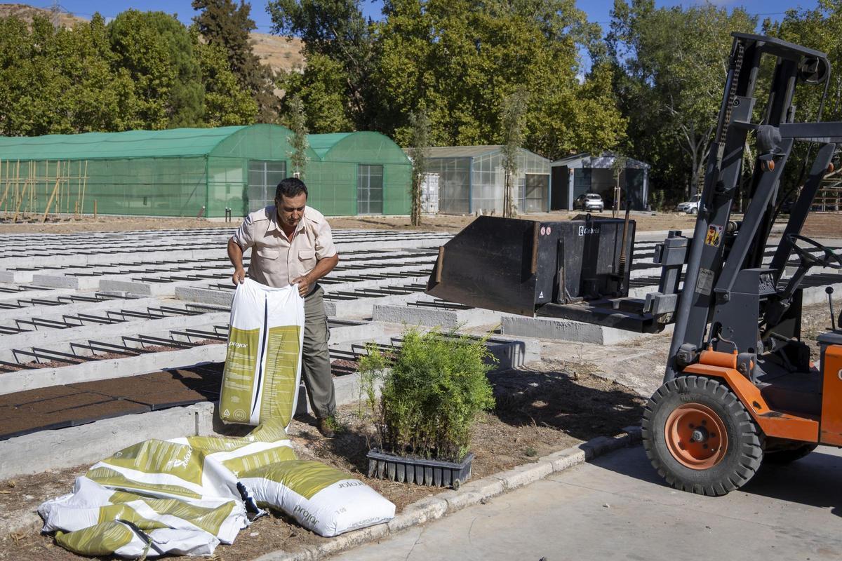 Un operario trabaja en el recinto.