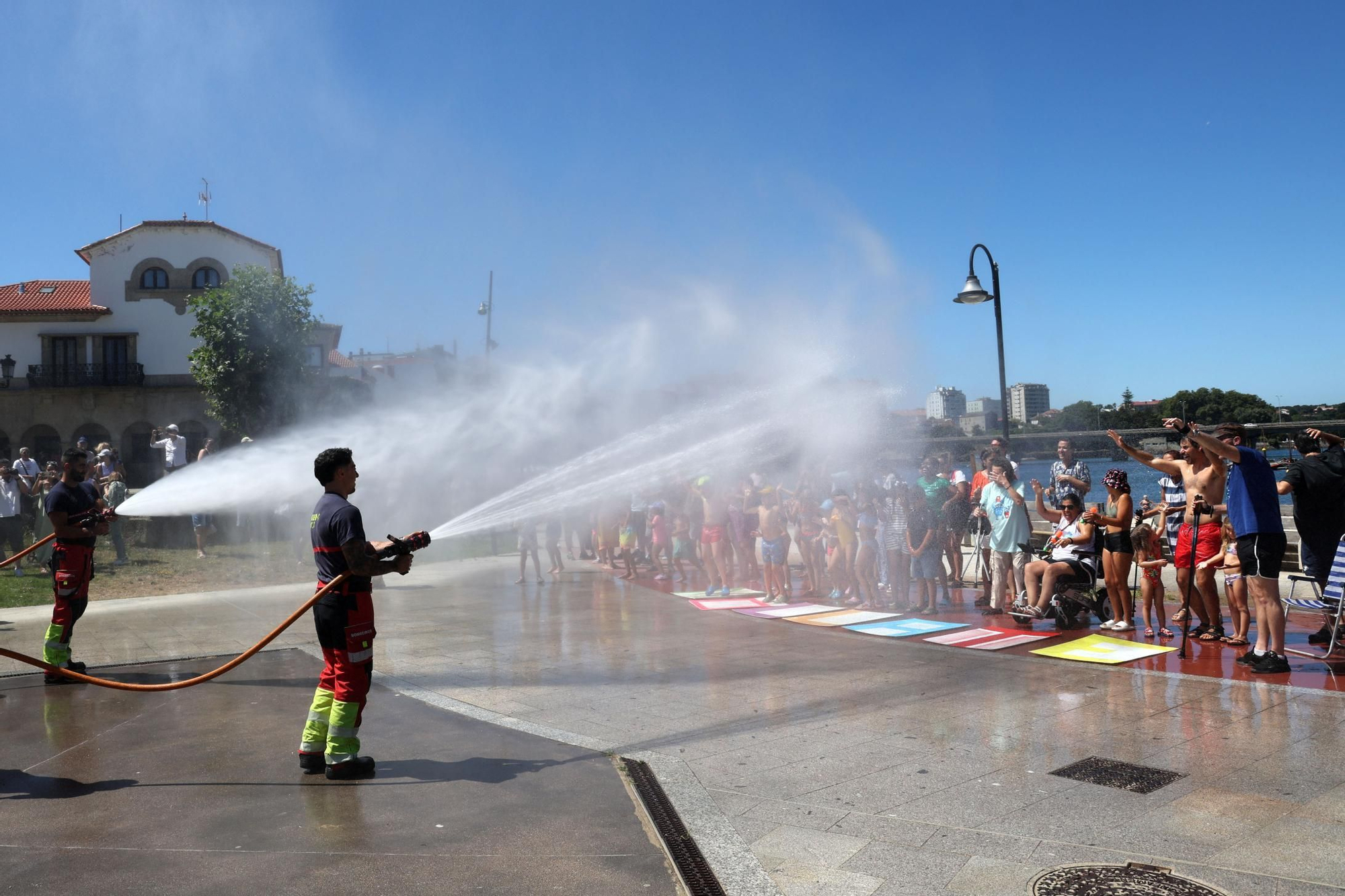 Cadena humana y manguerazo por la esclerosis múltiple en Vigo