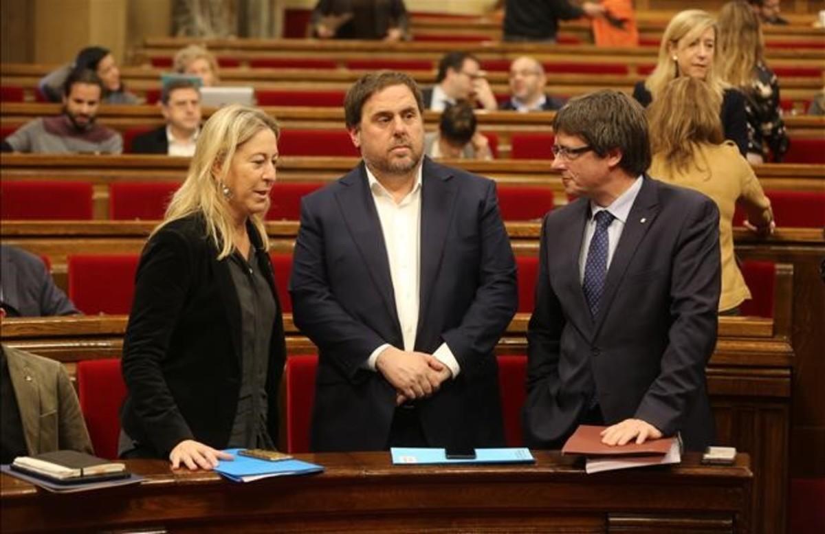 La ’consellera’ Neus Munté, el vicepresidente Oriol Junqueras y el ’president’ Carles Puigdemont, en el Parlament.
