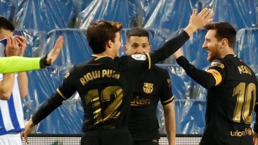 Los jugadores del Barcelona celebran un gol ante la Real Sociedad.