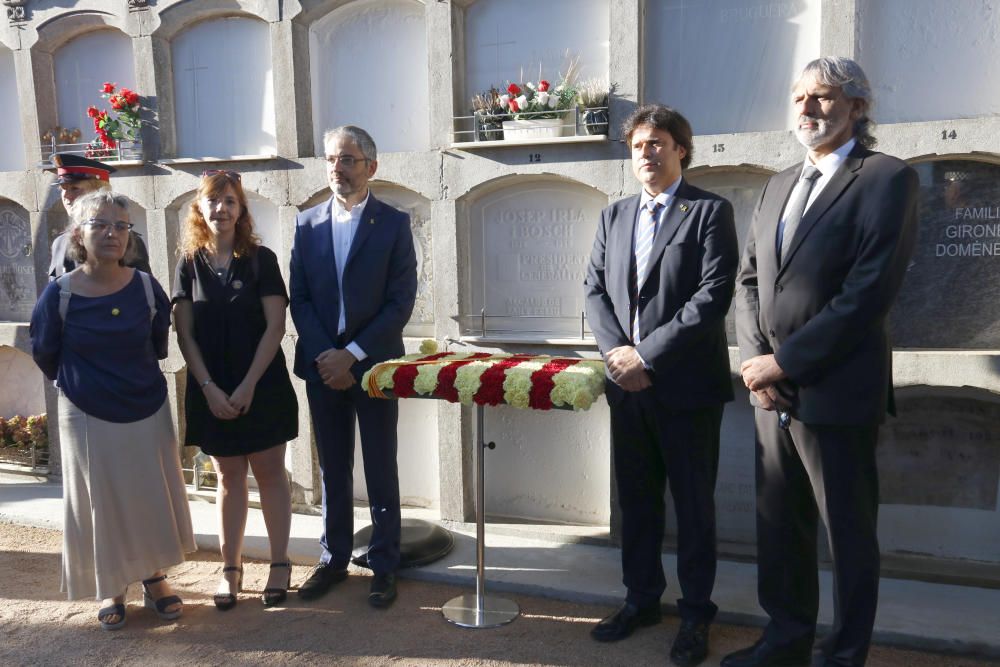 Ofrena floral de la delegació gironina del Govern a la tomba de Josep Irla al cementiri de Sant Feliu de Guíxols l'11 de setembre de 2018