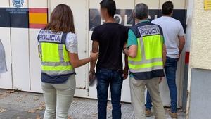 Detenen un home per donar una pallissa i violar una jove en un carreró de Palma