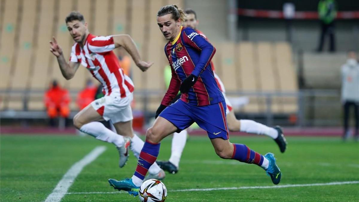 Antoine Griezmann conduce el balón en un partido ante el Athletic