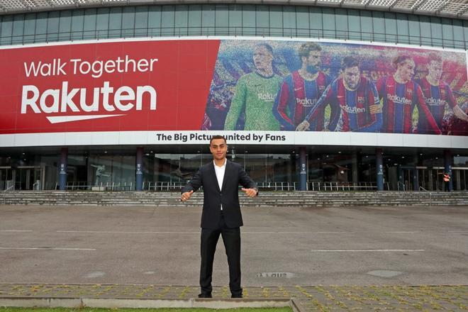 Las imágenes de la presentación oficial de Sergiño Dest en el Camp Nou.