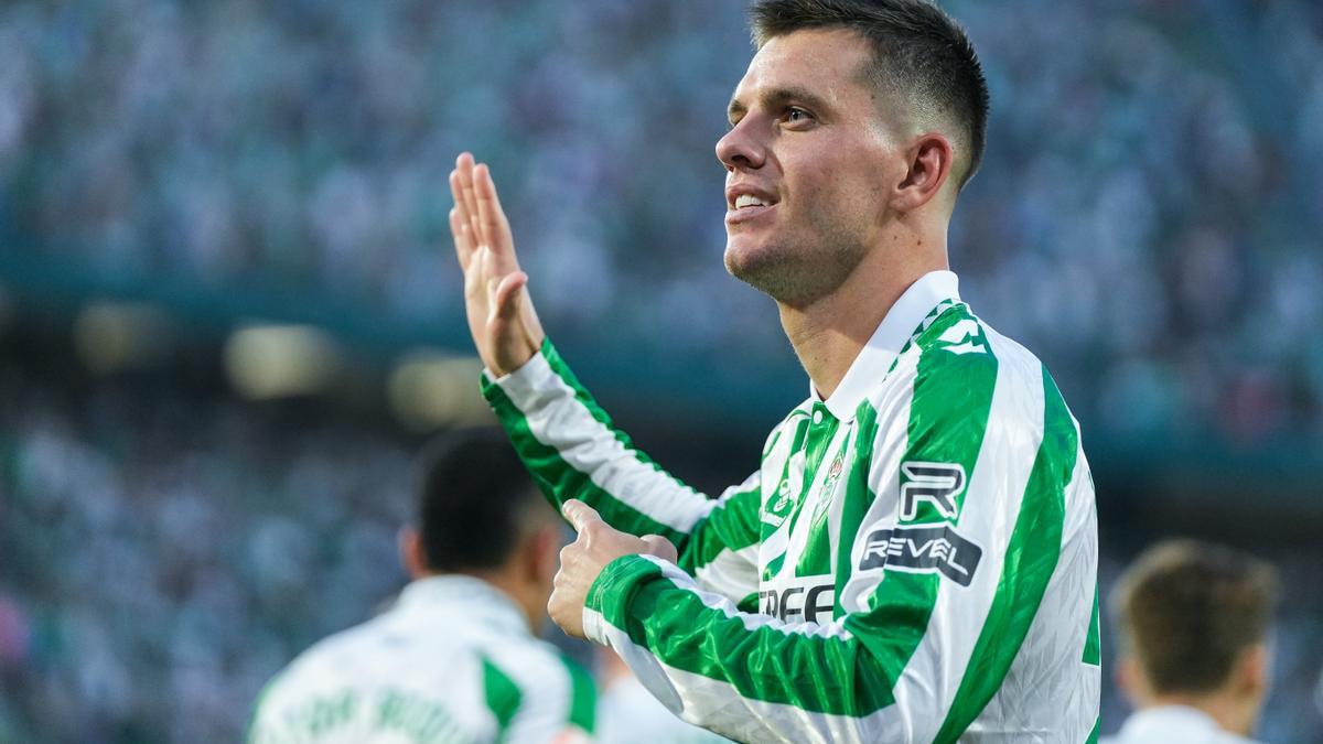 Giovani Lo Celso del Real Betis celebra un gol durante el partido de fútbol de la liga española, La Liga EA Sports, jugado entre el Real Betis y el Getafe CF en el estadio Benito Villamarín el 18 de septiembre de 2024, en Sevilla, España.