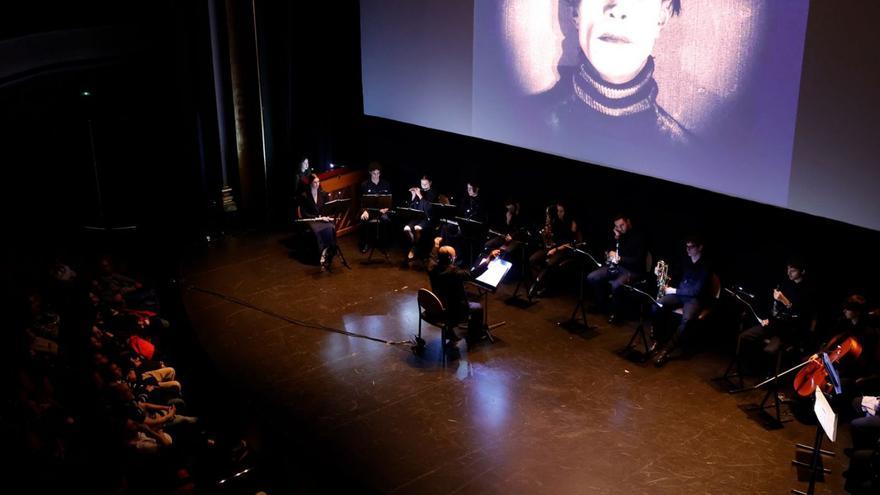 Un momento de la proyección del «El gabinete del doctor Caligari», anoche, en el Filarmónica. | |  M. LÓPEZ