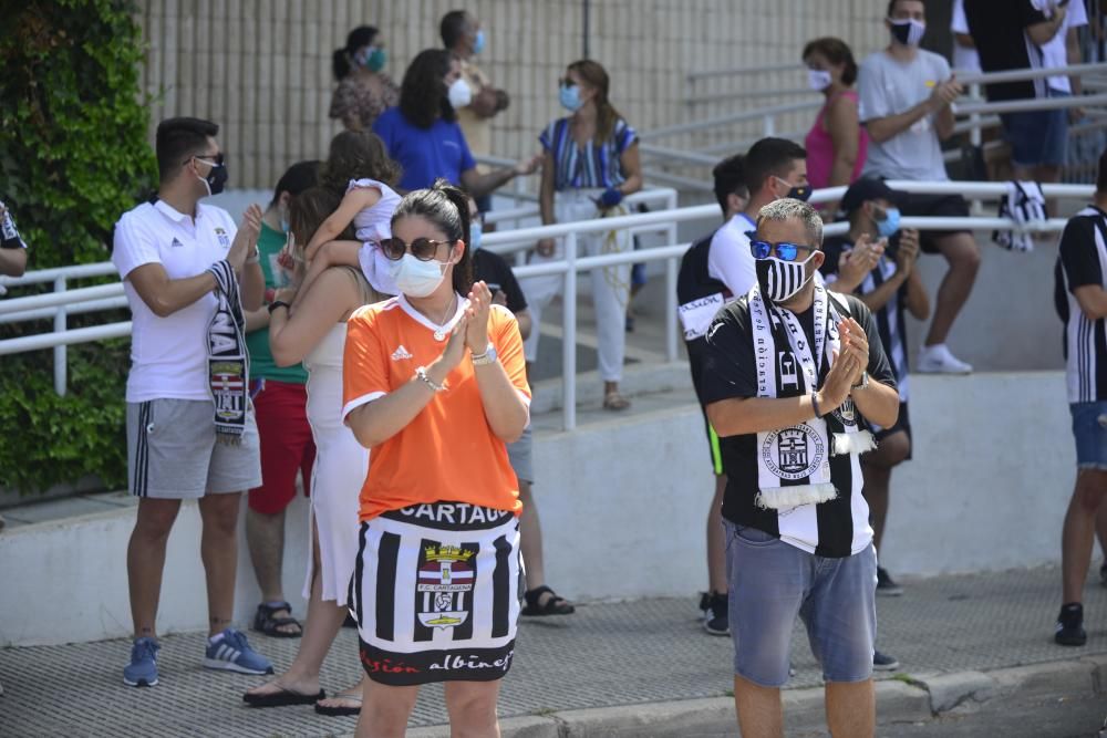 La afición del FC Cartagena despide al equipo